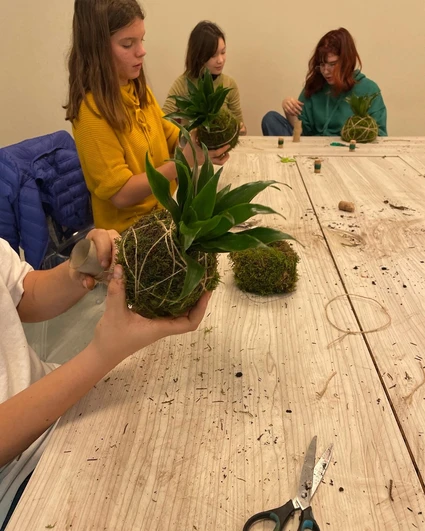 Creating a Kokedama in a floral workshop with expert botanist 4