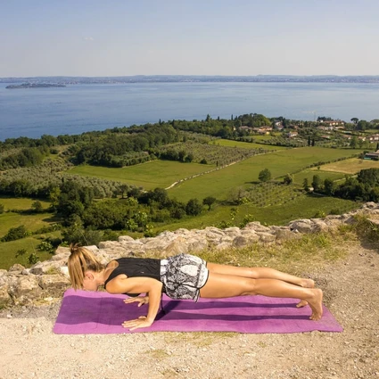 Lezione di stretching relax al parco a Moniga del Garda 4
