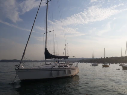 Uscita in barca a vela al tramonto nel bacino di Desenzano del Garda 0