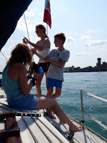 Uscita in barca a vela con skipper: Sirmione e il bacino di Desenzano 4