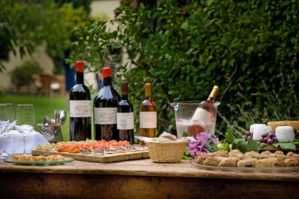 Weinverkostung für Paare im geheimen Garten eines historischen Weinkellers 12
