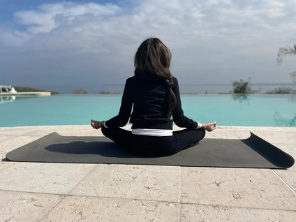 Lezione di yoga in residenza storica con vista sul Lago di Garda 4