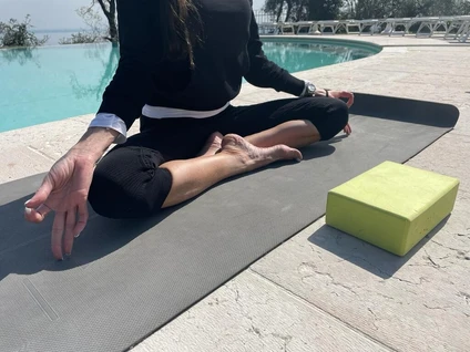 Lezione di yoga in residenza storica con vista sul Lago di Garda 9