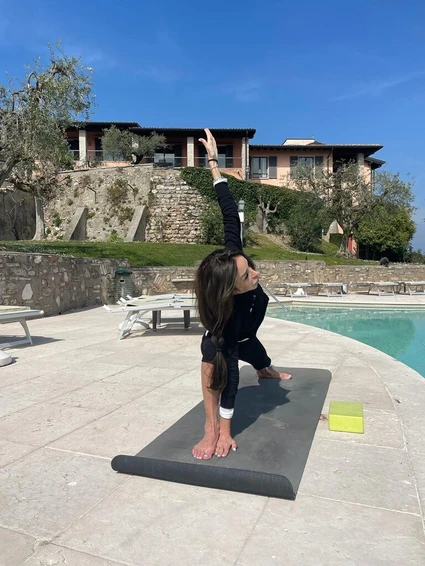 Yogastunde in historischer Residenz mit Blick auf den Gardasee 11