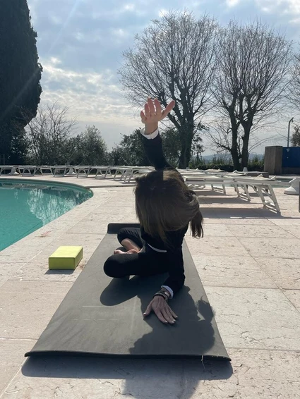 Lezione di yoga in residenza storica con vista sul Lago di Garda 13
