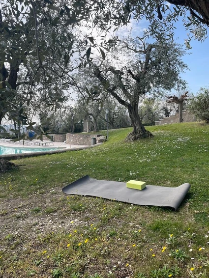 Yogastunde in historischer Residenz mit Blick auf den Gardasee 18