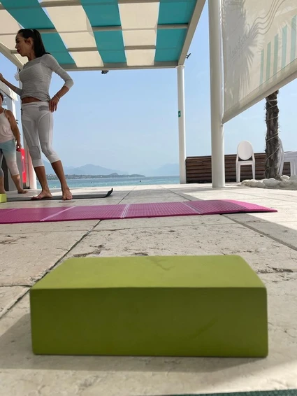 Morgen-Yoga vor dem Gardasee im Strandbad 3