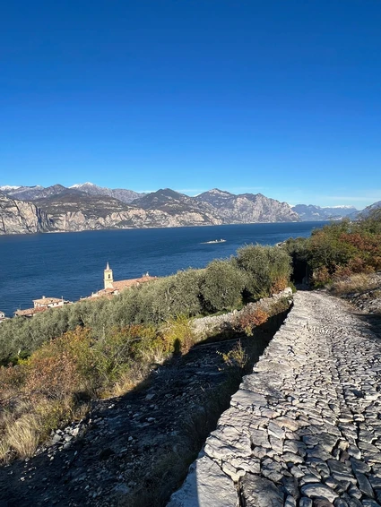 Walking tour to the abandoned hamlet of Campo in Brenzone del Garda 4