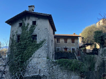 Walking tour to the abandoned hamlet of Campo in Brenzone del Garda 10