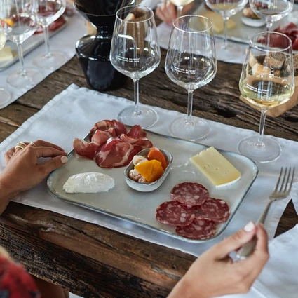 Degustazione di vini in cantina a Sirmione, tra design e tradizione