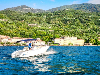 Tour mit Bootsführer ab Gargnano: Gardasee Luxury Mood 3