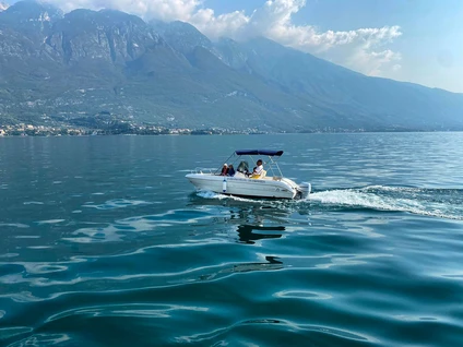 Tour mit Bootsführer ab Gargnano: die beiden Küsten der Gardasee 5