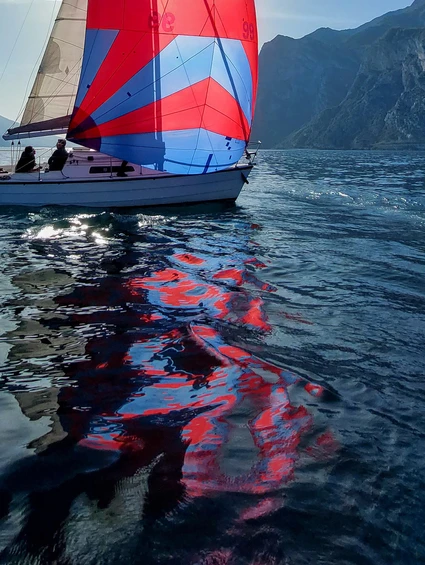 Uscita in barca a vela con skipper e aperitivo al tramonto da Riva del Garda 5