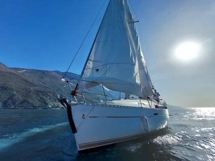 Uscita in barca a vela con skipper e aperitivo al tramonto da Riva del Garda 8