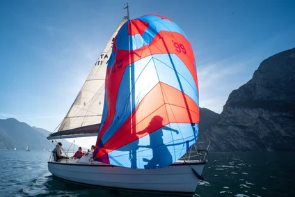 Uscita in barca a vela con skipper e aperitivo al tramonto da Riva del Garda 14