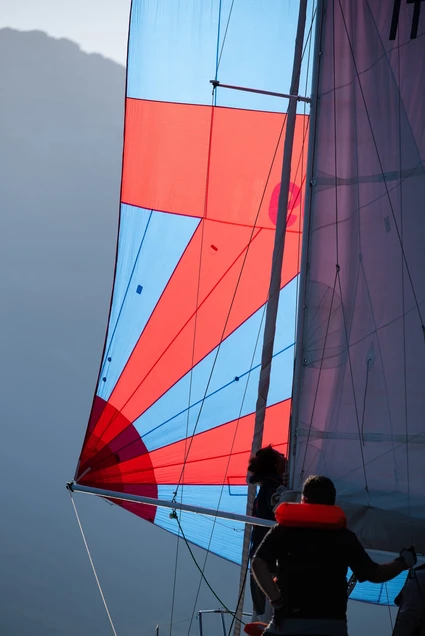 Uscita in barca a vela con skipper e aperitivo al tramonto da Riva del Garda 17