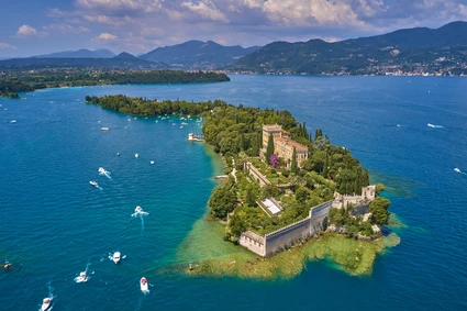 Tour with skipper: Isola del Garda and Gardone Riviera from Sirmione