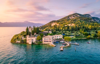 Uscita privata in Riva con conducente da Garda: lusso ed eleganza sul Lago di Garda