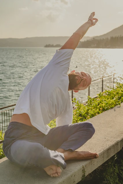 Lezione di yoga di gruppo in limonaia a Gardone Riviera