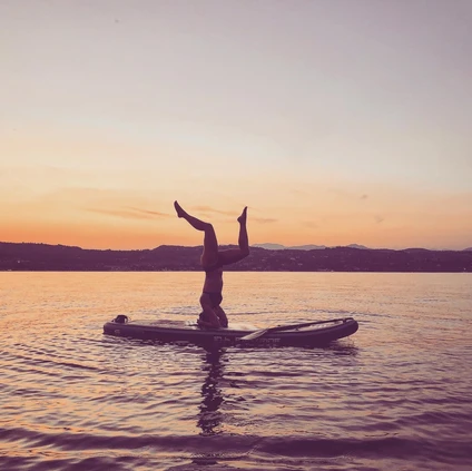 SUP-Yoga bei Sonnenuntergang in der Bucht von Desenzano del Garda 6