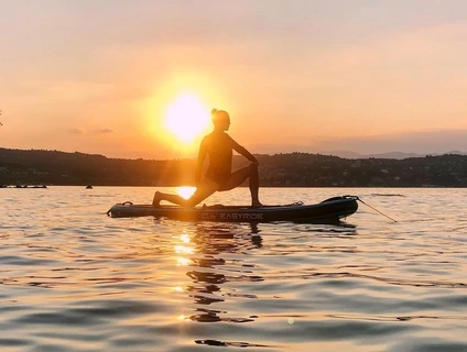 SUP-Yoga bei Sonnenuntergang in der Bucht von Desenzano del Garda 7