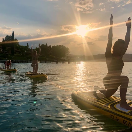 SUP-Yoga bei Sonnenuntergang in der Bucht von Desenzano del Garda 8