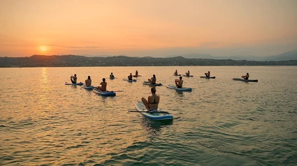 SUP yoga al tramonto nella baia di Desenzano del Garda 9