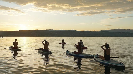 SUP-Yoga bei Sonnenuntergang in der Bucht von Desenzano del Garda 10