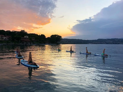 SUP-Yoga bei Sonnenuntergang in der Bucht von Desenzano del Garda 14
