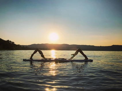 SUP-Yoga bei Sonnenuntergang in der Bucht von Desenzano del Garda 15