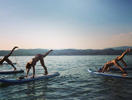 SUP-Yoga bei Sonnenuntergang in der Bucht von Desenzano del Garda 16