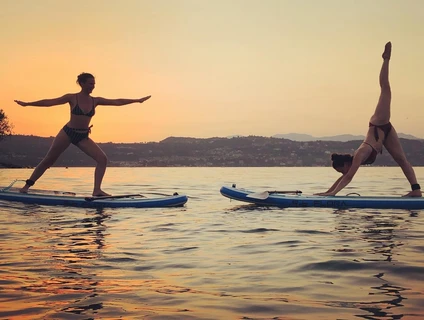 SUP yoga al tramonto nella baia di Desenzano del Garda 18