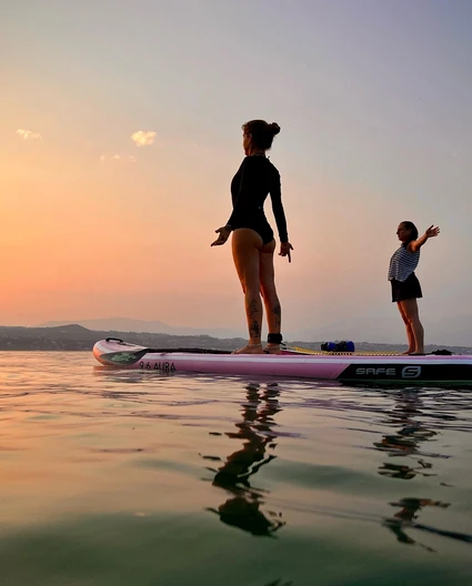 SUP-Yoga bei Sonnenuntergang in der Bucht von Desenzano del Garda 19