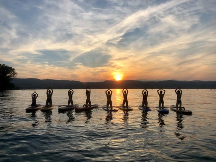 SUP-Yoga bei Sonnenuntergang in der Bucht von Desenzano del Garda 24