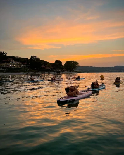 SUP yoga al tramonto nella baia di Desenzano del Garda 26