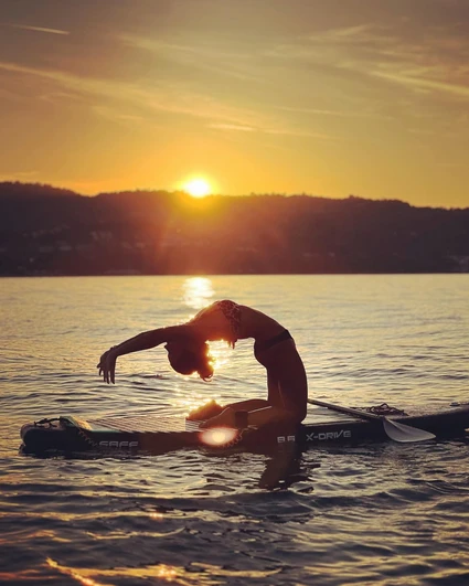 SUP-Yoga bei Sonnenuntergang in der Bucht von Desenzano del Garda 28