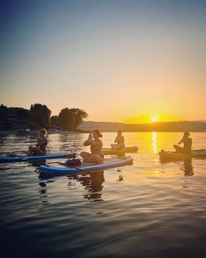SUP-Yoga bei Sonnenuntergang in der Bucht von Desenzano del Garda 29