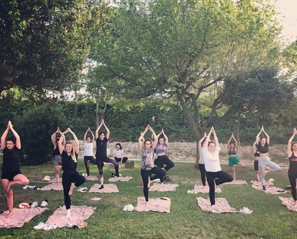 Lezione di Yoga in gruppo in esterna con vista sul Lago di Garda 9
