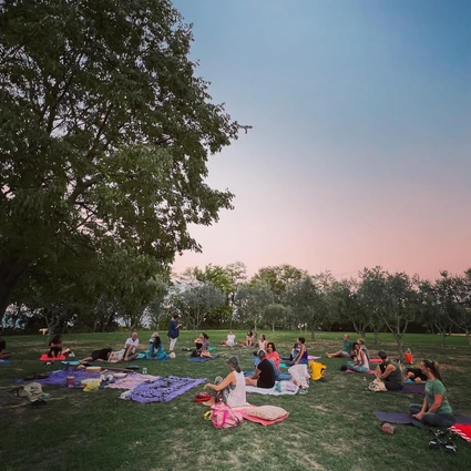 Lezione di Yoga in gruppo in esterna con vista sul Lago di Garda 13