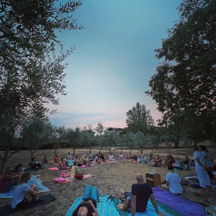 Lezione di Yoga in gruppo in esterna con vista sul Lago di Garda 14