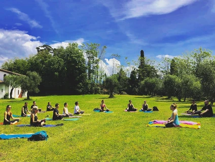 Lezione di Yoga in gruppo in esterna con vista sul Lago di Garda 19