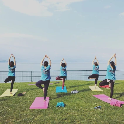 Lezione di gruppo privata di yoga all'aperto a Desenzano del Garda 25