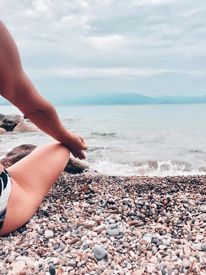Lezione di Yoga in gruppo in esterna con vista sul Lago di Garda