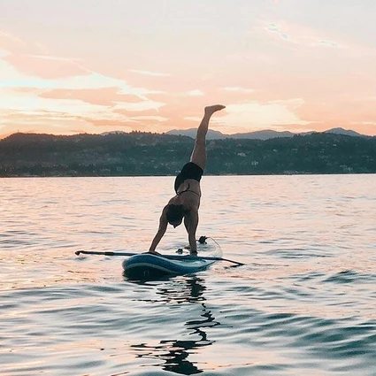 SUP-Yoga bei Sonnenuntergang in der Bucht von Desenzano del Garda 0