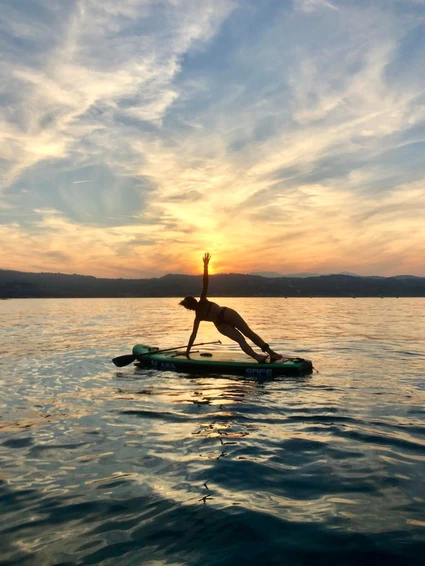SUP-Yoga bei Sonnenuntergang in der Bucht von Desenzano del Garda 4