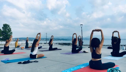 Lezione di yoga all'alba su terrazza di fronte al Lago di Garda 10
