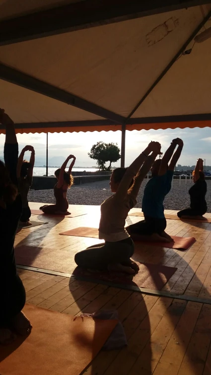 Individual yoga lesson at dawn in front of Lake Garda in Rivoltella 12
