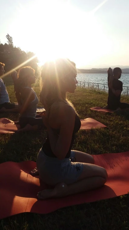 Lezione di yoga all'alba su terrazza di fronte al Lago di Garda 13