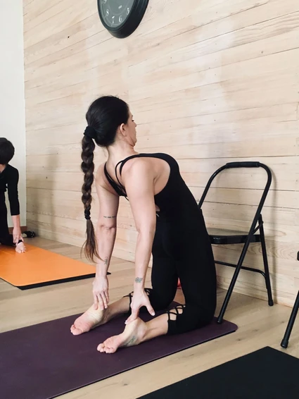 Individual yoga lesson in studio at Lonato del Garda 12