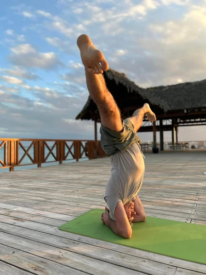 Yoga-Gruppenunterricht in der Morgendämmerung am Gardasee 8